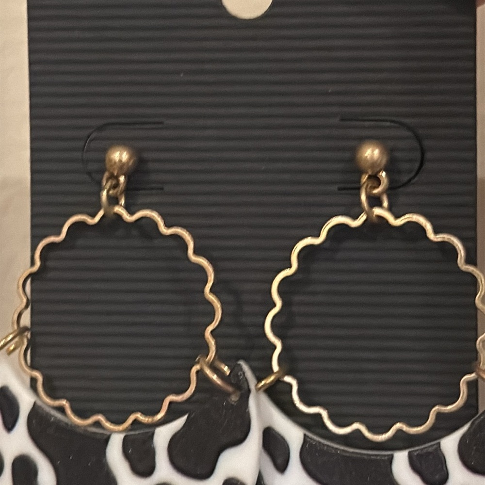 🎉❤️ NEW Ella Black White Cow Print Dangle Earrings - Picture 3 of 4
